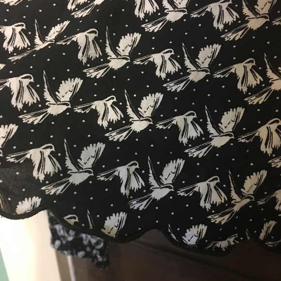 Aeropostale Scalloped Bottom Bird Blouse Medium - Picture 2 of 3